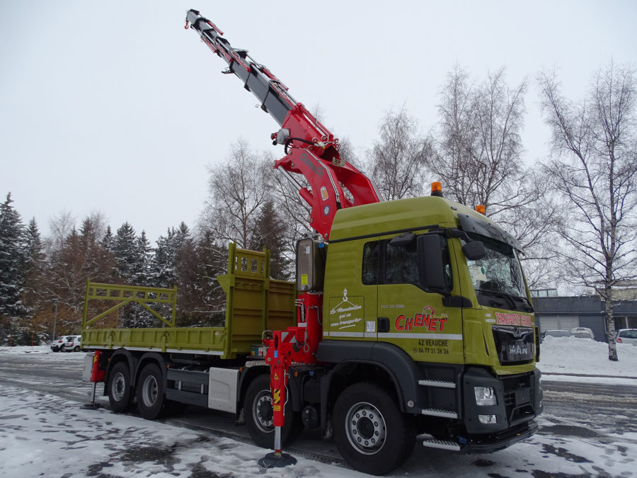 Un camion avec grue pour transporter et poser les matériaux sur chantier -  Prévention BTP